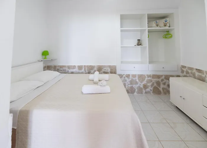 Qeparo Pano Rooms